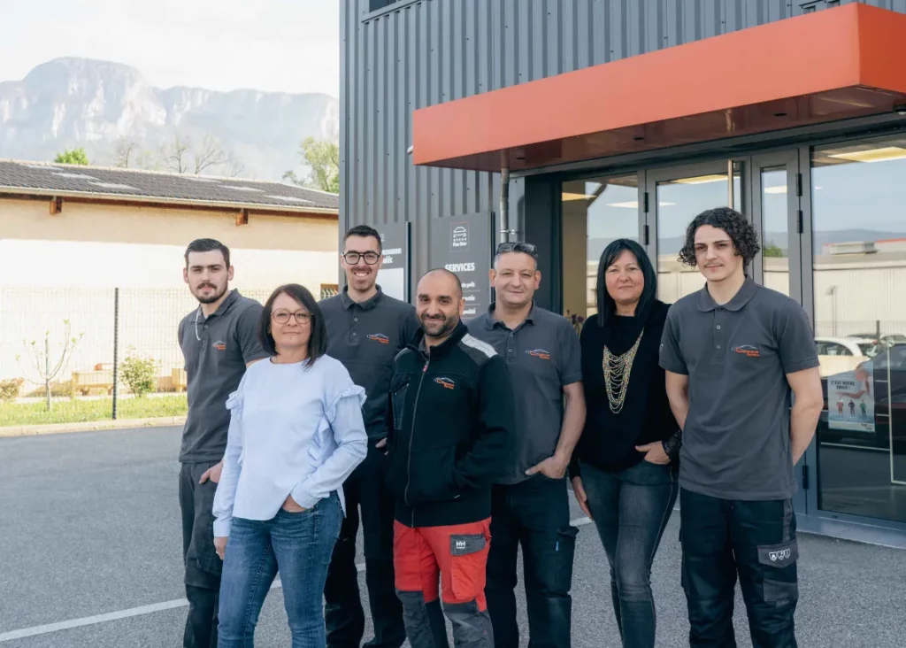 L'équipe de la Carrosserie Tropea devant l'atelier – Carrosserie Tropea à Chambéry