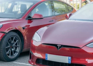 Tesla rouge après réparation de carrosserie – Carrosserie Tropea à Chambéry