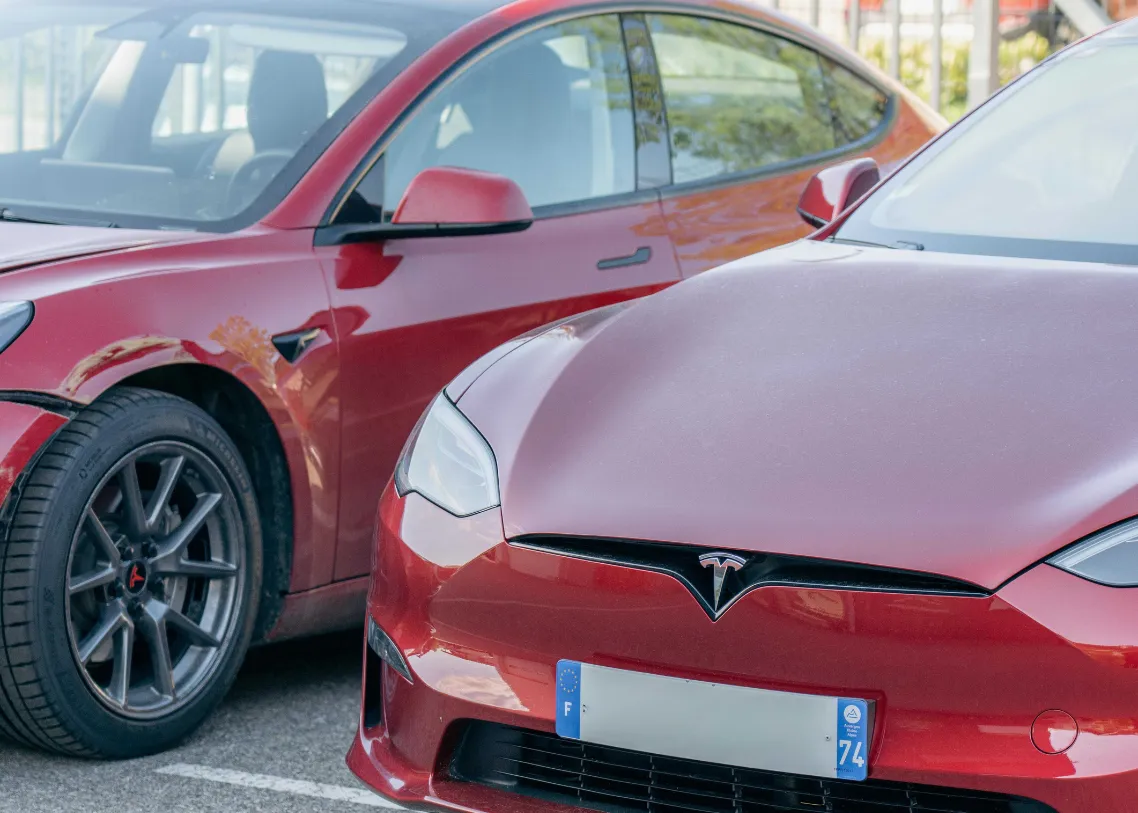 Tesla rouge après réparation de carrosserie – Carrosserie Tropea à Chambéry