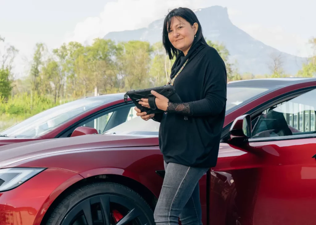 Remise des clés d'une Tesla rouge à une cliente – Carrosserie Tropea à Chambéry