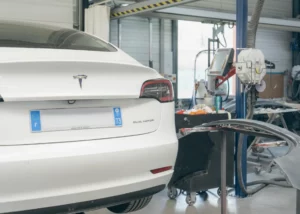Tesla blanche en cours de réparation – Carrosserie Tropea à Chambéry