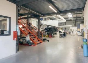 Vue d'ensemble de l'atelier de carrosserie – Carrosserie Tropea à Chambéry