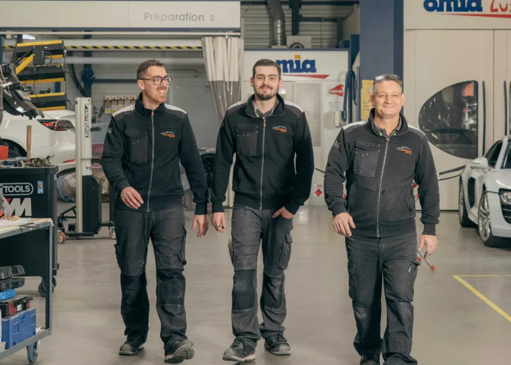 Trois carrossiers de l'équipe dans l'atelier – Carrosserie Tropea à Chambéry