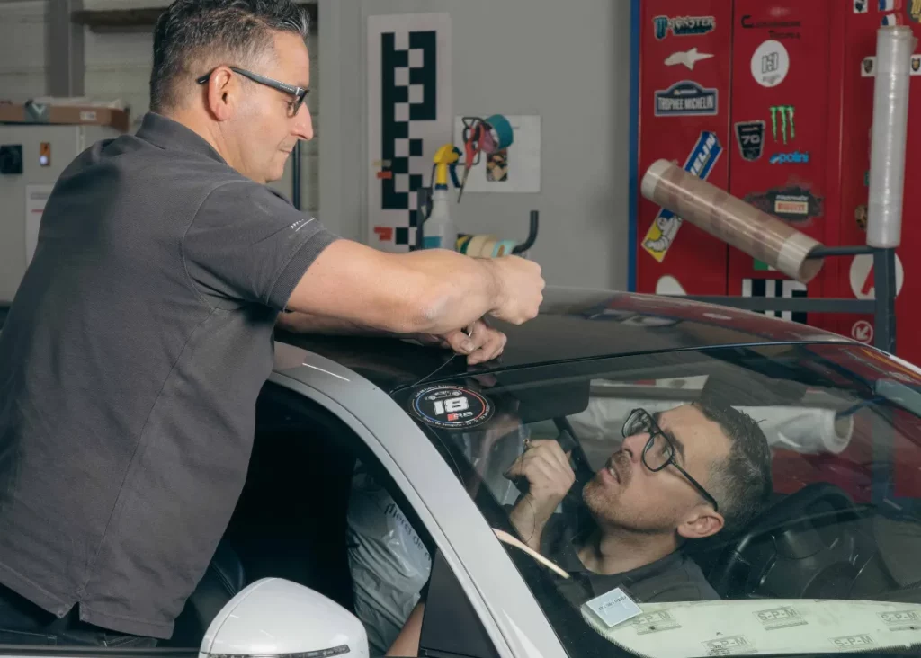 Carrossier intervenant dans l'habitacle d'une Tesla – Carrosserie Tropea à Chambéry