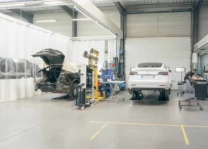Atelier de réparation équipé avec véhicules en intervention – Carrosserie Tropea à Chambéry